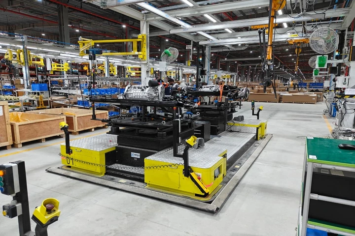 Novus CARRY AMR for assembly line supply